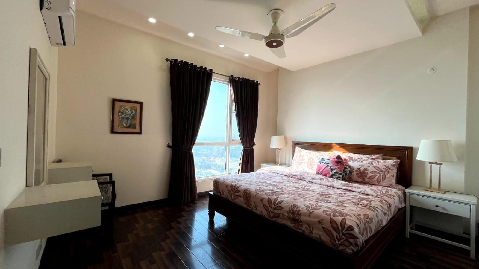 Modern 1-Bedroom On Top Floor With Scenic Views At Elysium Islamabad Ngoại thất bức ảnh